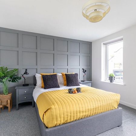 Modern Four Bedroom Four Bathroom Home Cheltenham Bagian luar foto