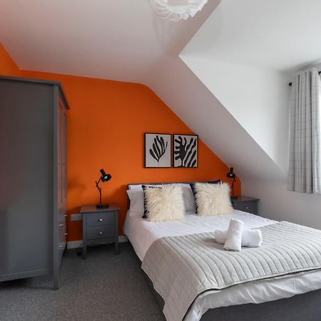 Modern Four Bedroom Four Bathroom Home Cheltenham Bagian luar foto