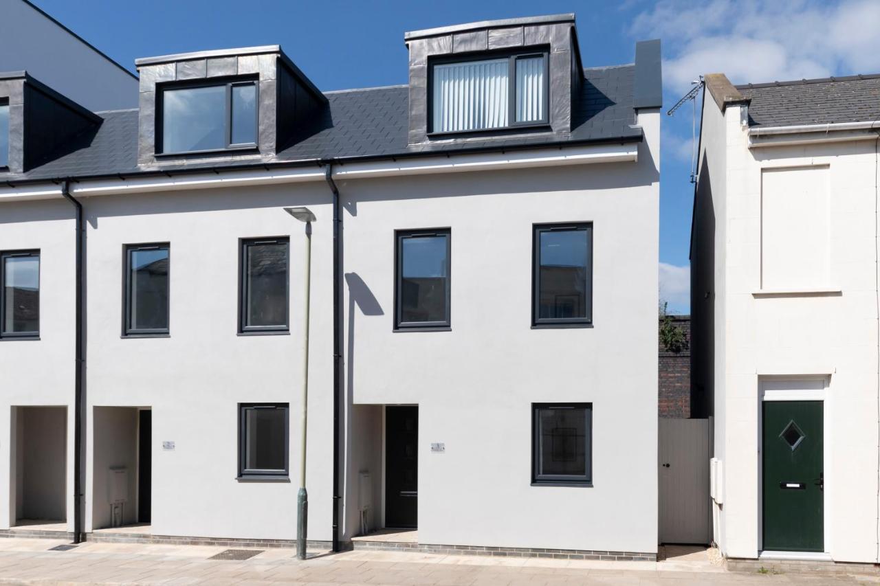 Modern Four Bedroom Four Bathroom Home Cheltenham Bagian luar foto