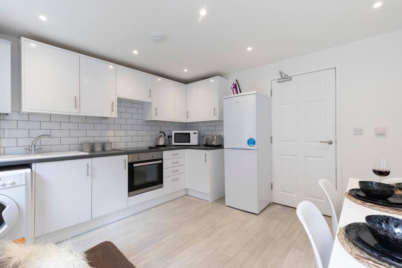 Modern Four Bedroom Four Bathroom Home Cheltenham Bagian luar foto