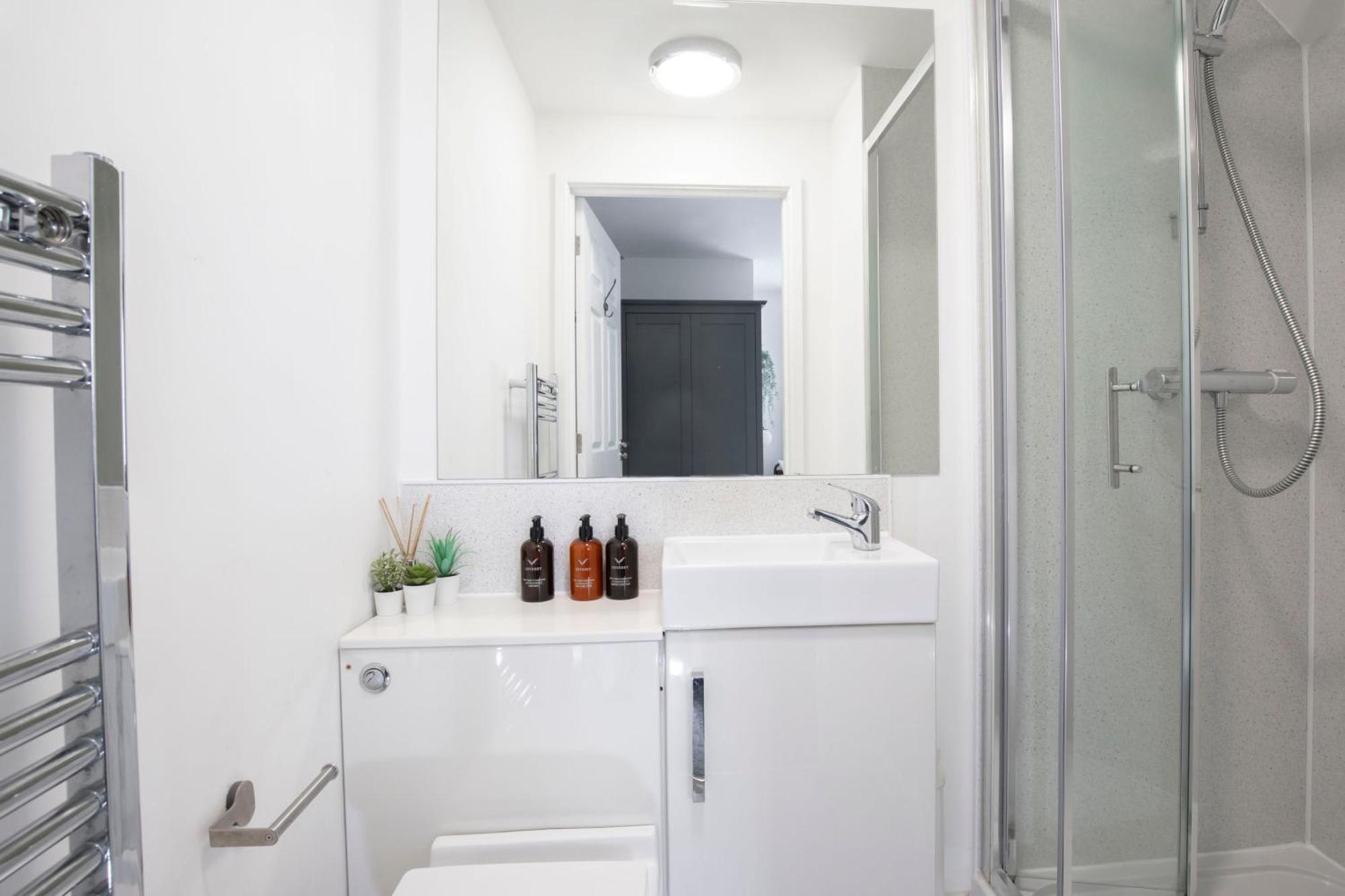 Modern Four Bedroom Four Bathroom Home Cheltenham Bagian luar foto