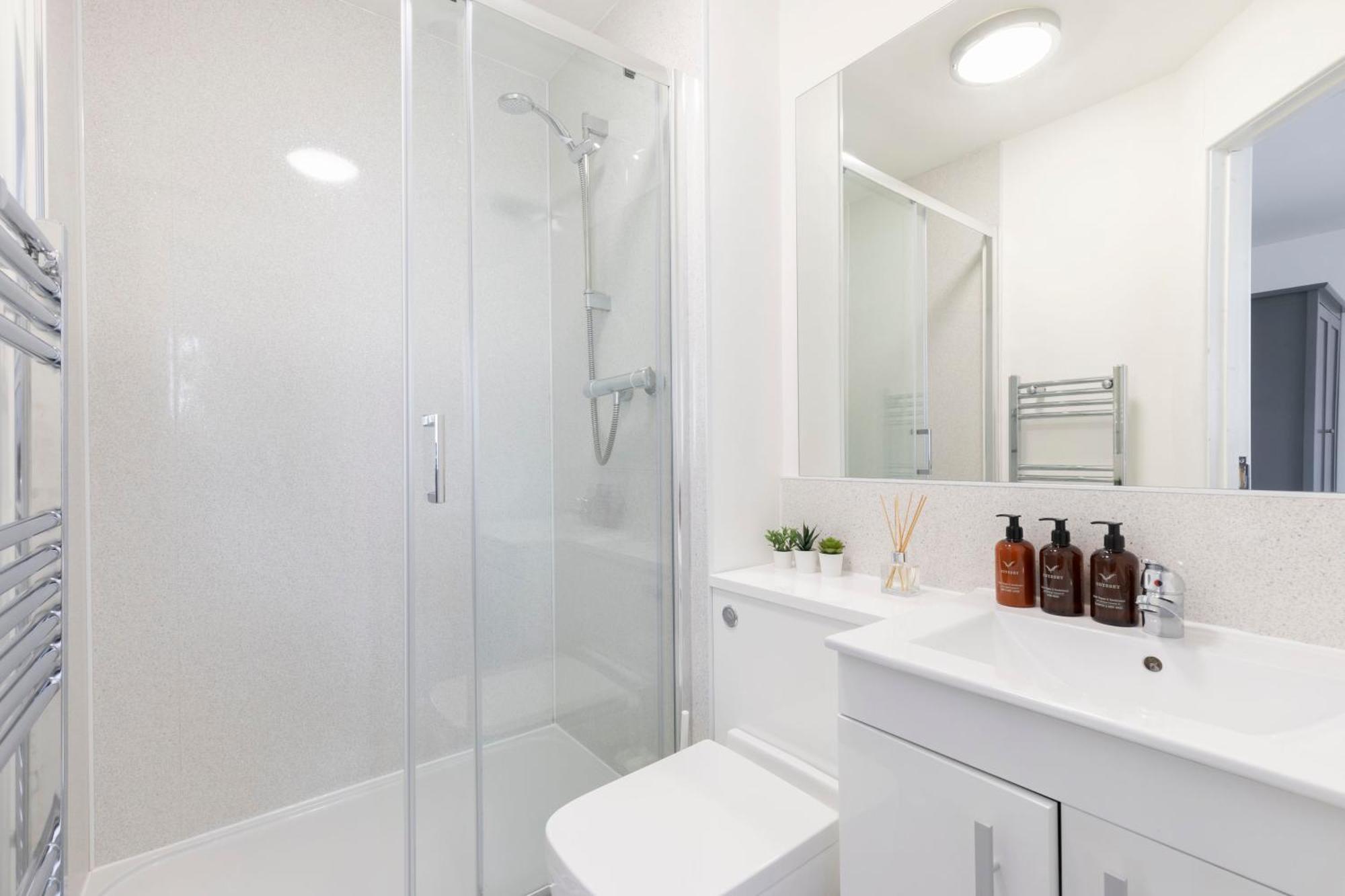 Modern Four Bedroom Four Bathroom Home Cheltenham Bagian luar foto