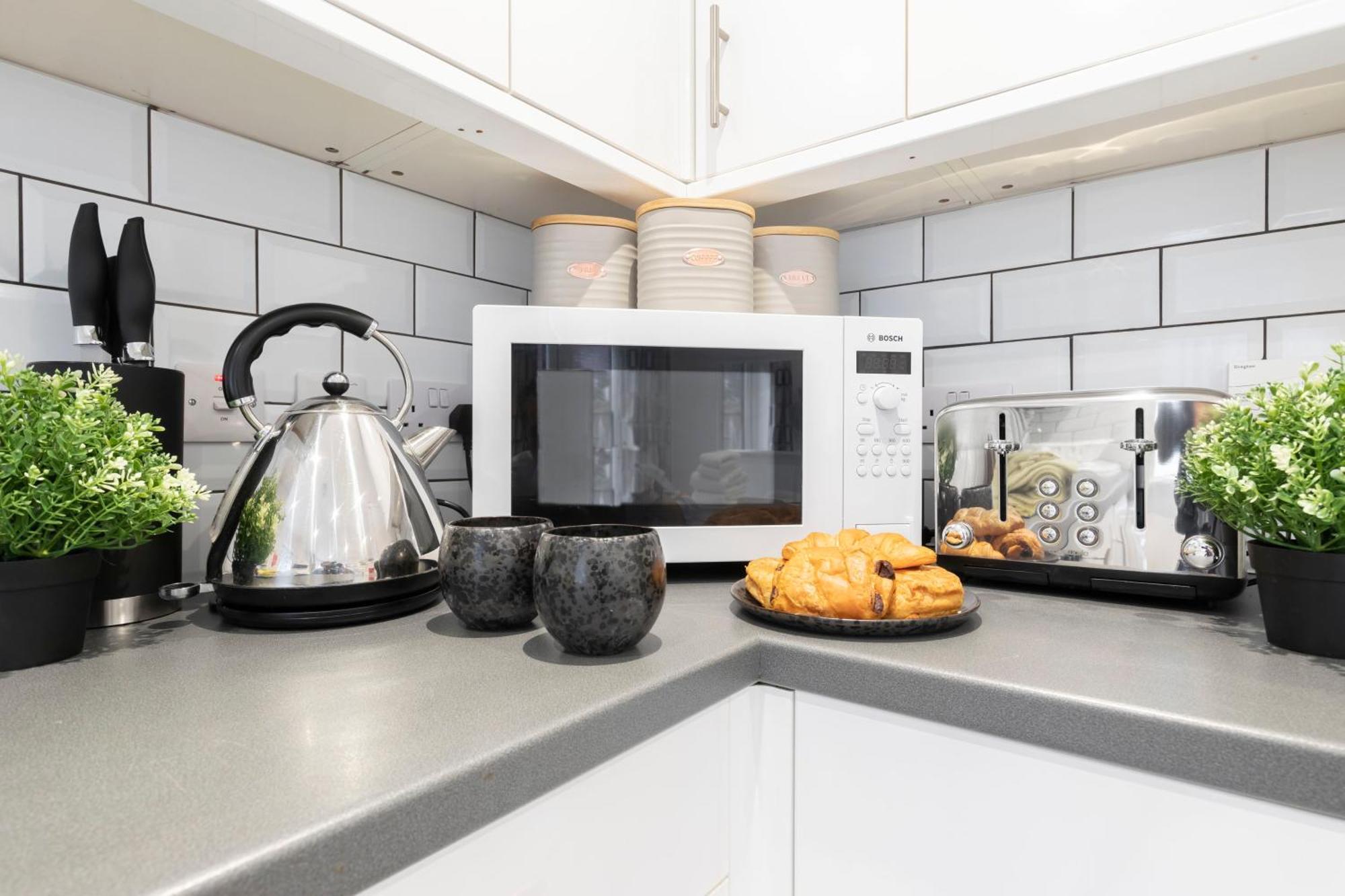 Modern Four Bedroom Four Bathroom Home Cheltenham Bagian luar foto