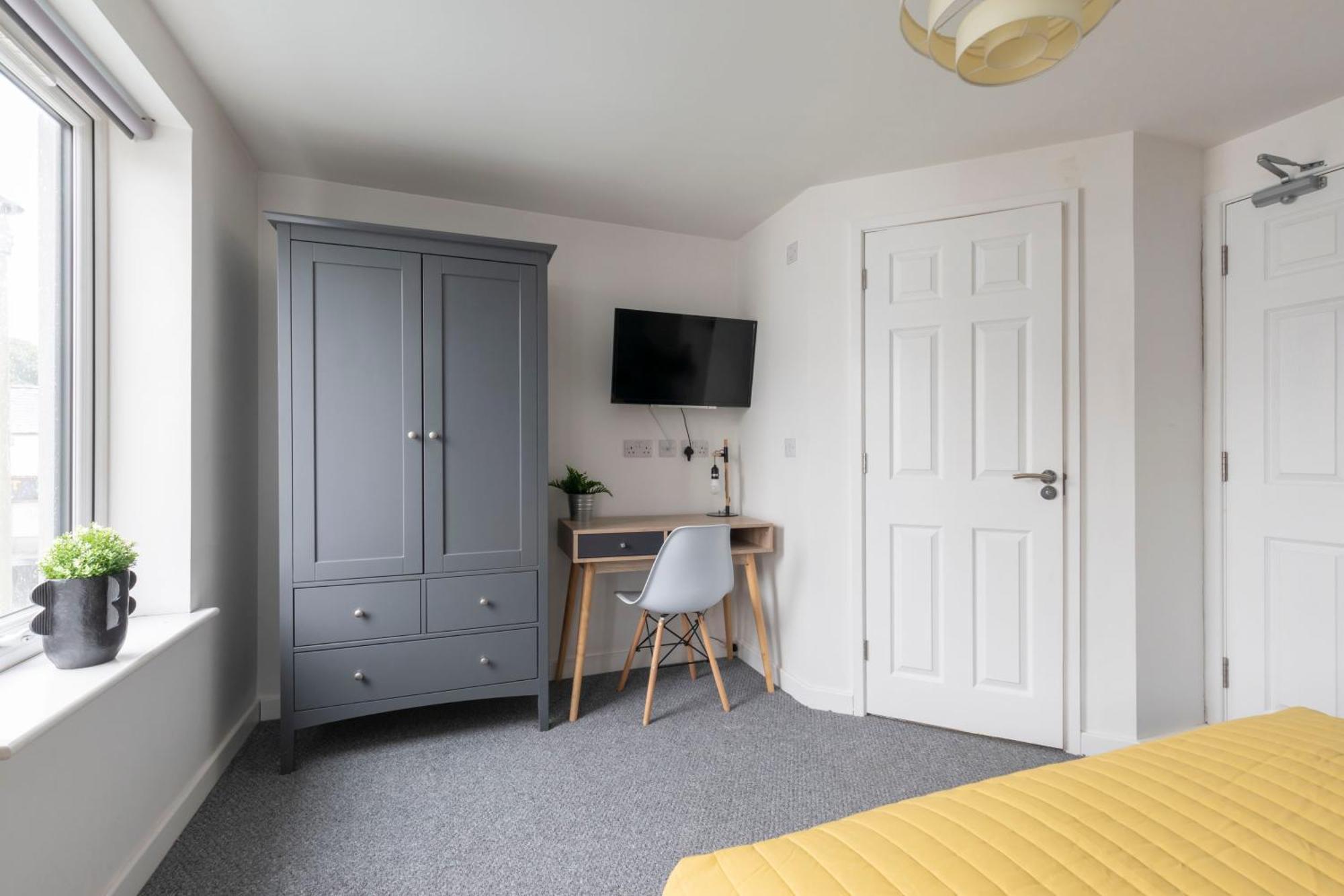 Modern Four Bedroom Four Bathroom Home Cheltenham Bagian luar foto