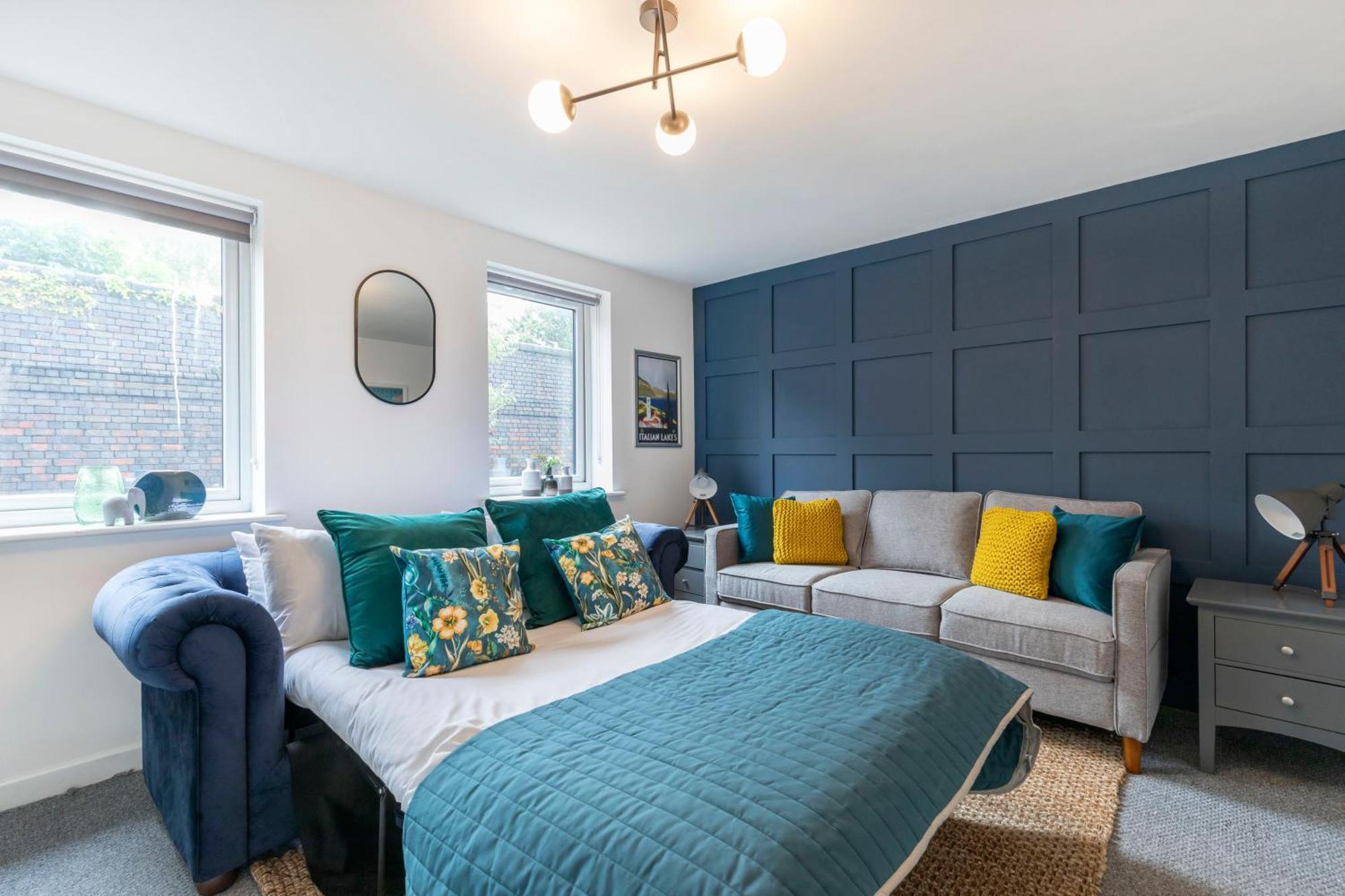 Modern Four Bedroom Four Bathroom Home Cheltenham Bagian luar foto