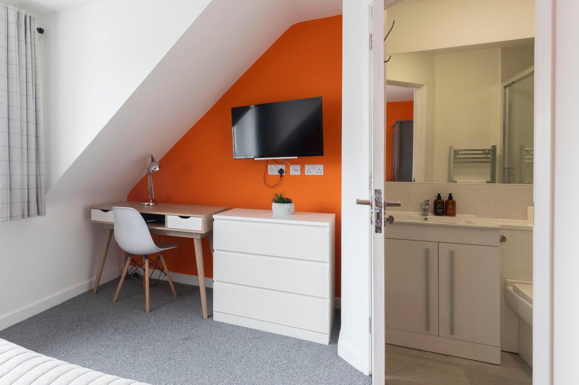Modern Four Bedroom Four Bathroom Home Cheltenham Bagian luar foto