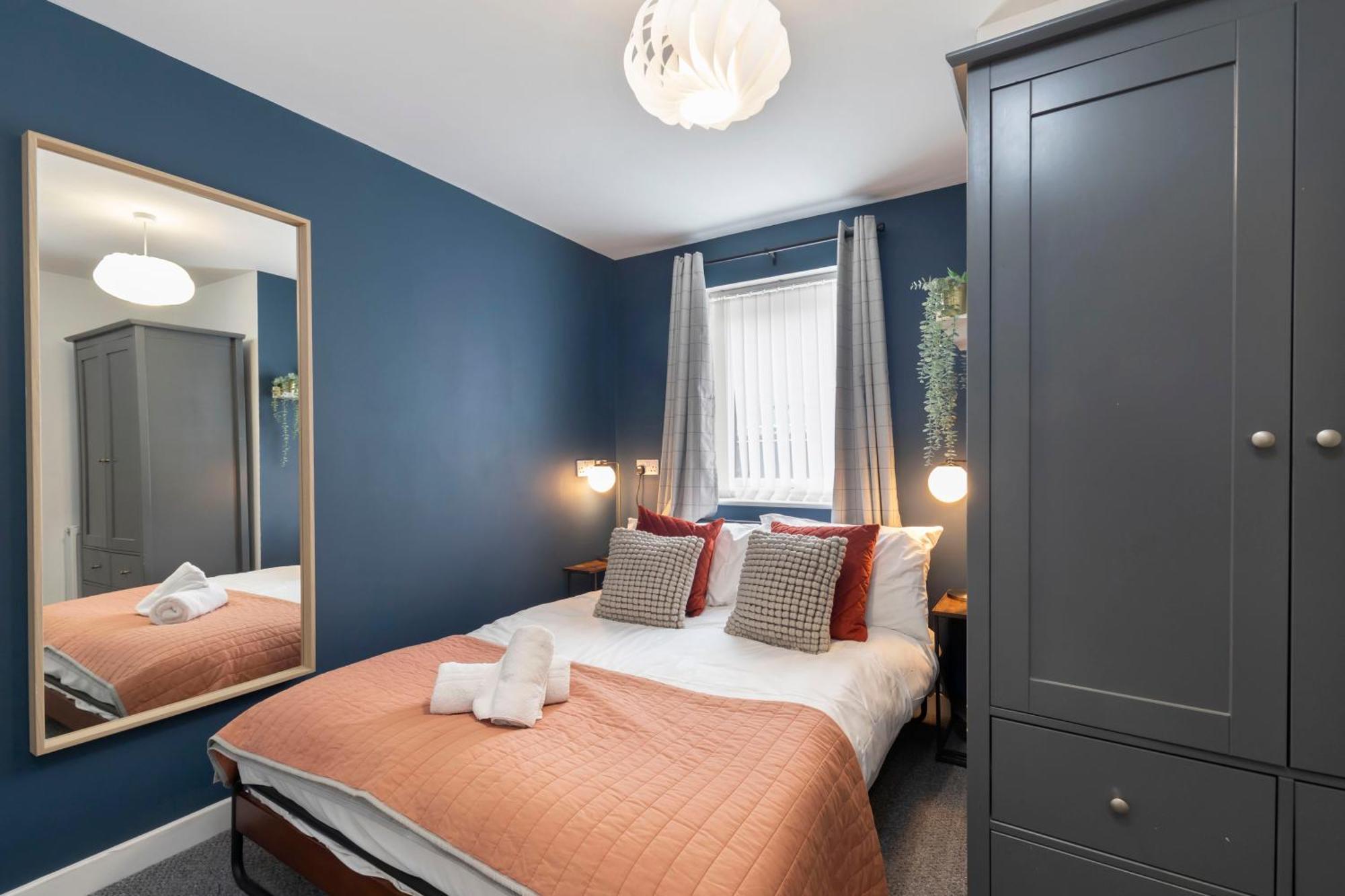 Modern Four Bedroom Four Bathroom Home Cheltenham Bagian luar foto