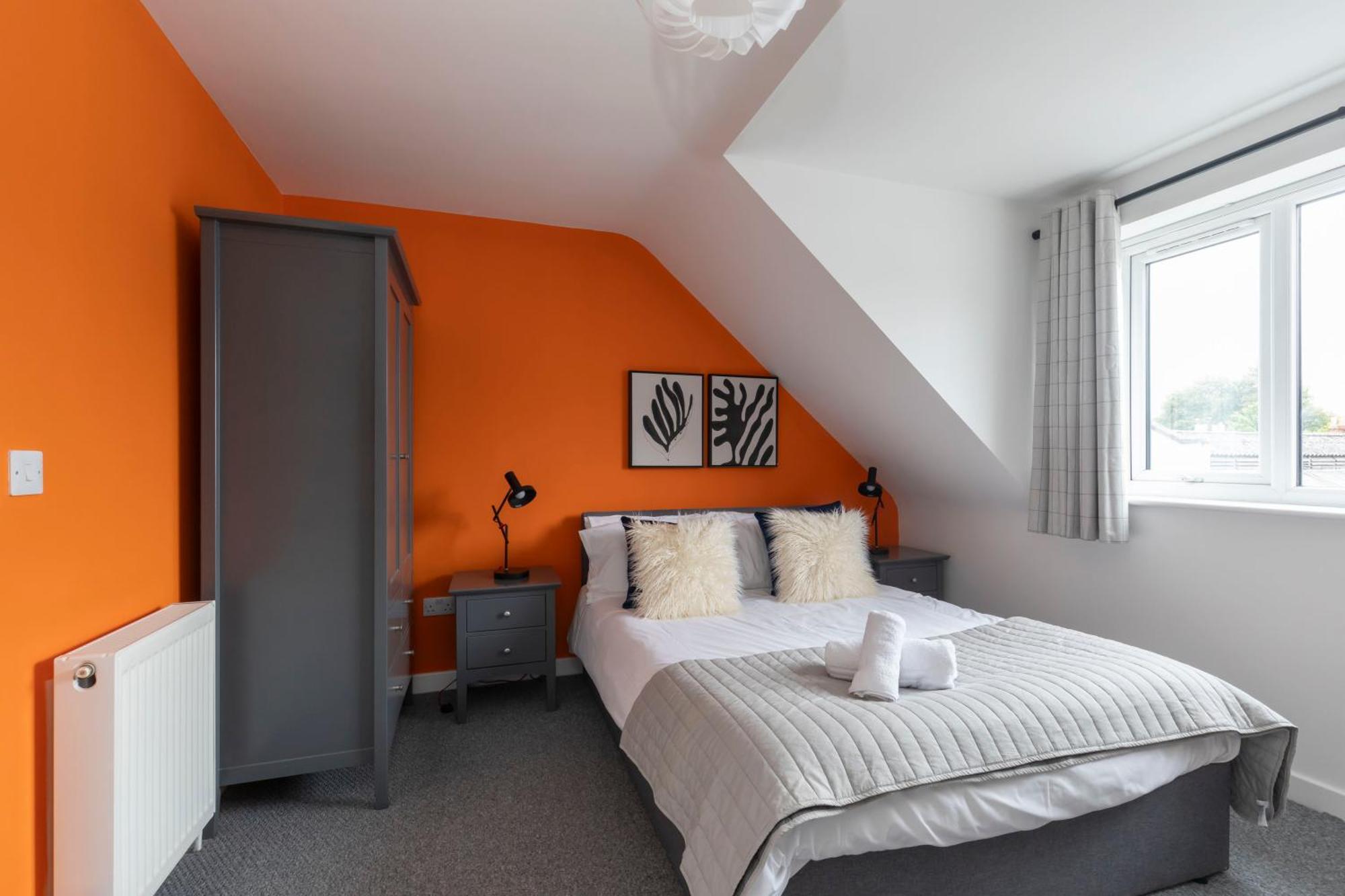 Modern Four Bedroom Four Bathroom Home Cheltenham Bagian luar foto