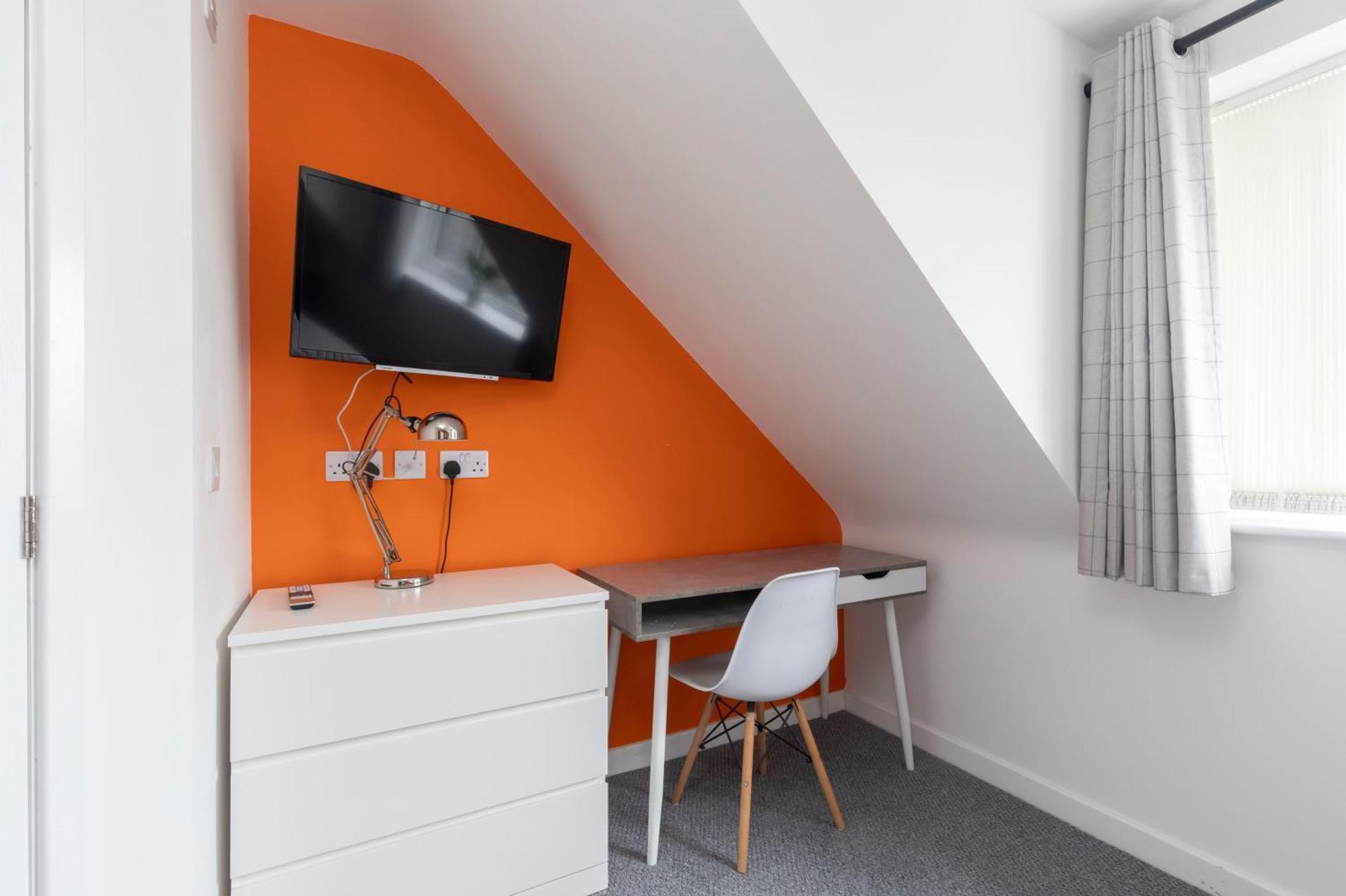 Modern Four Bedroom Four Bathroom Home Cheltenham Bagian luar foto