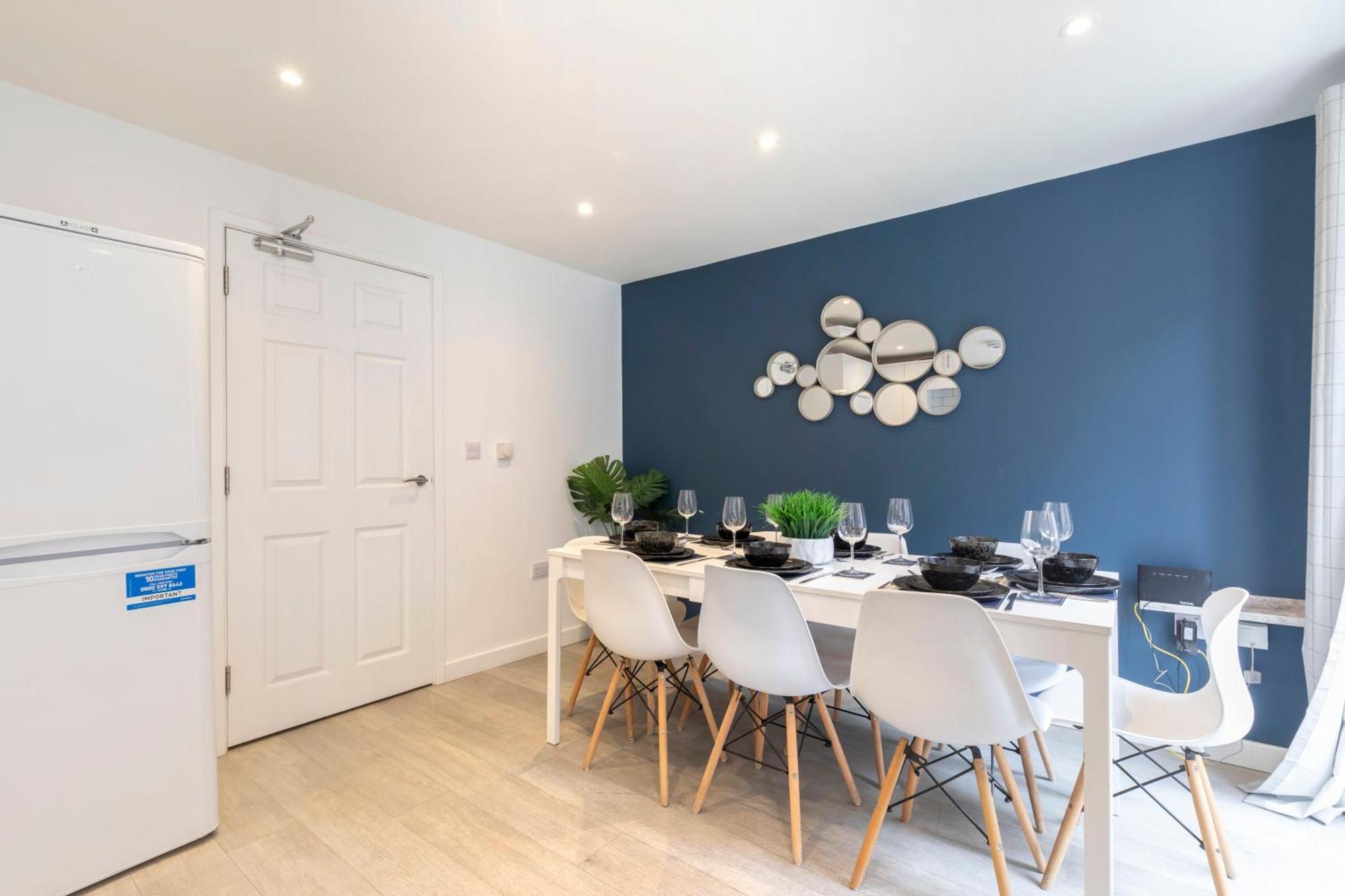 Modern Four Bedroom Four Bathroom Home Cheltenham Bagian luar foto