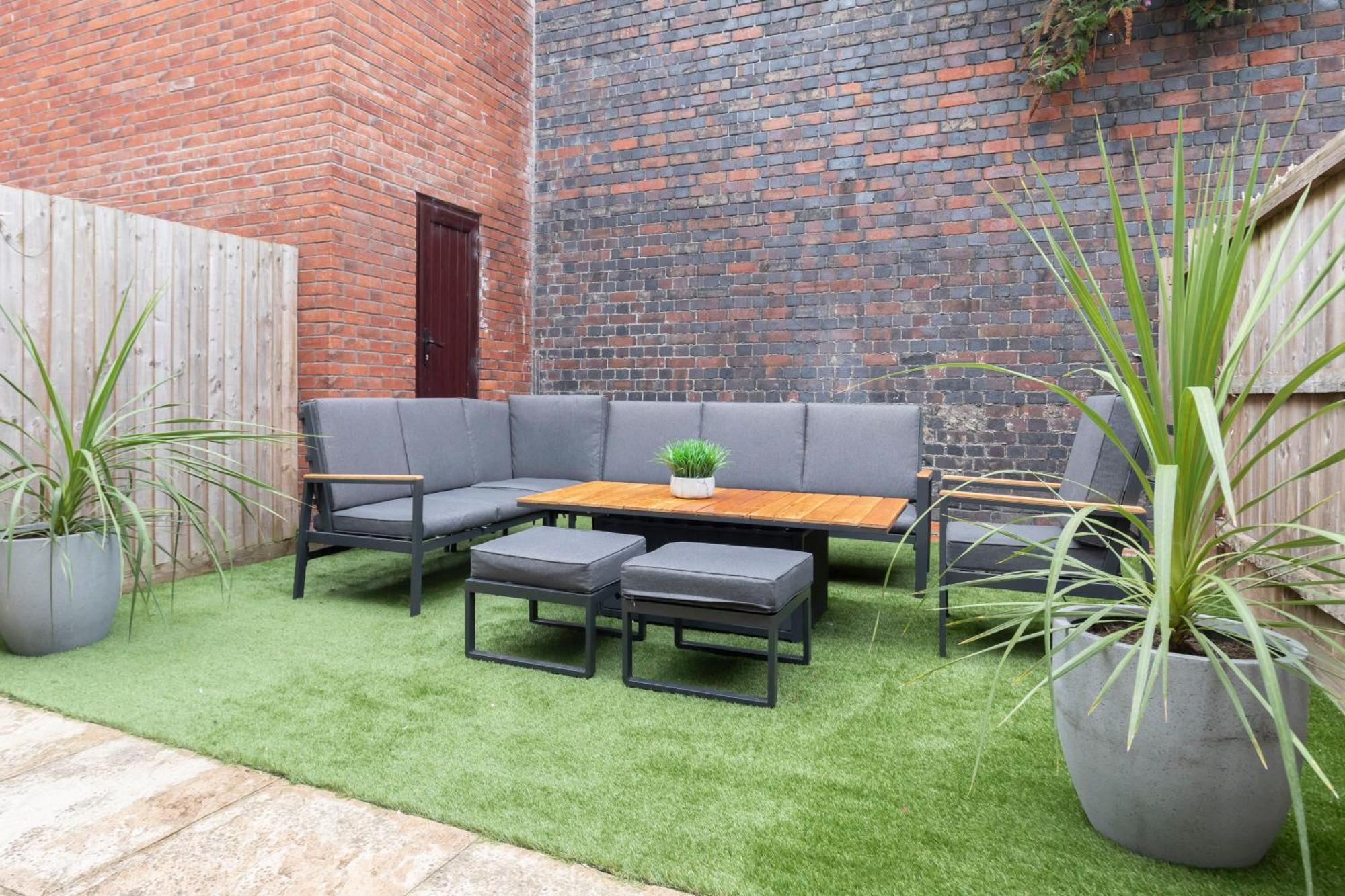 Modern Four Bedroom Four Bathroom Home Cheltenham Bagian luar foto
